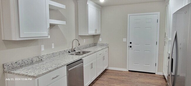 Building Photo - ra2701