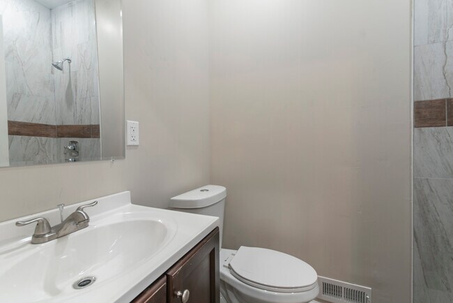 Building Photo - 917 W Duncannon Ave