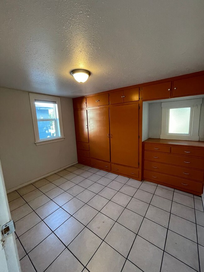 Building Photo - Charming Craftsman-Style Oversized 1 Bedro...