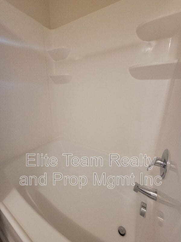 Building Photo - 5823 Hewitt Dr