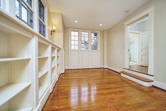 Building Photo - Stunning Tudor-style 4BR/3.5BA home in a prime, unbeatable location!