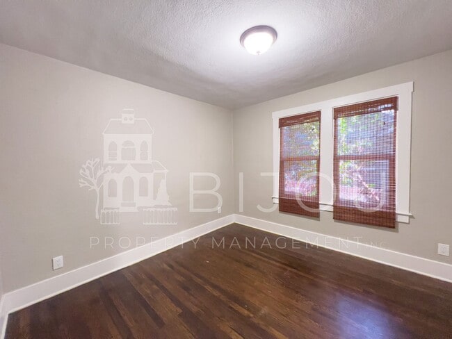 Building Photo - Downtown Bungalow with Large backyard