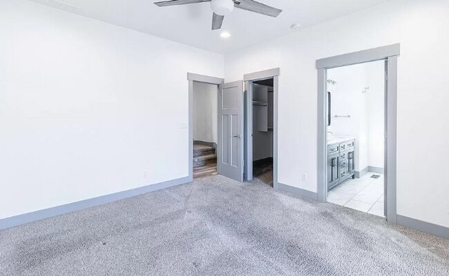 Building Photo - Perfect location 3 bed 2.5 bath Townhouse.