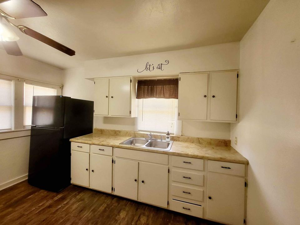 Building Photo - 1001 S Main St