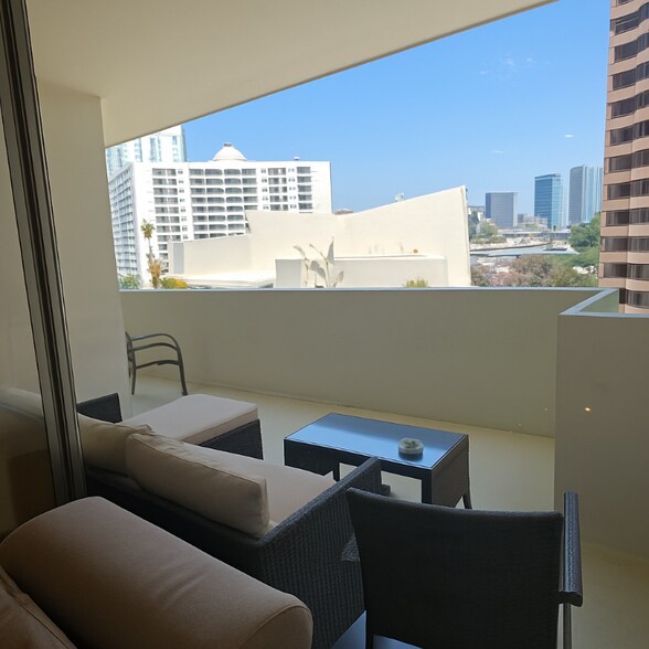 Building Photo - 10433 Wilshire Blvd