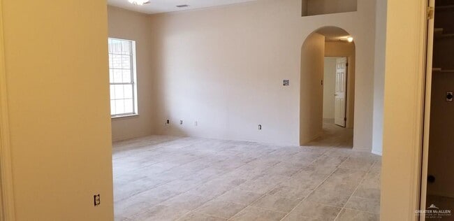 Building Photo - 17 Crown Pointe Blvd