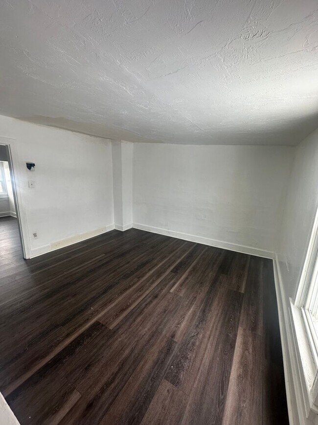 Building Photo - 927 W Poplar St