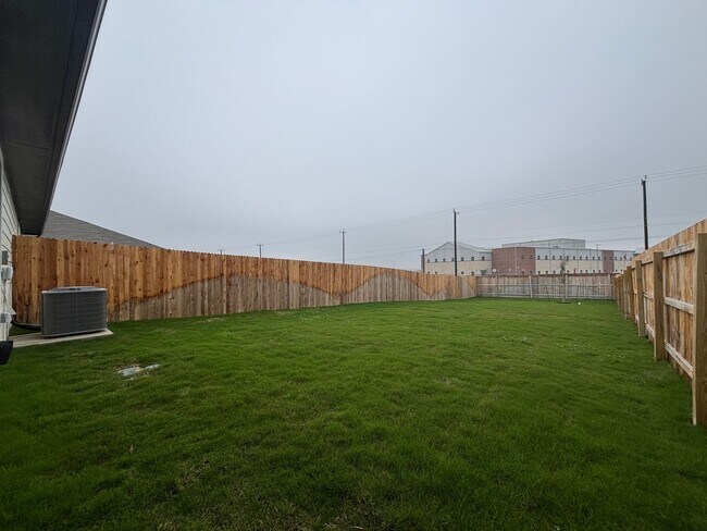 Building Photo - Want luxury living in the Far West ...Look no further...Amanda Park is it!