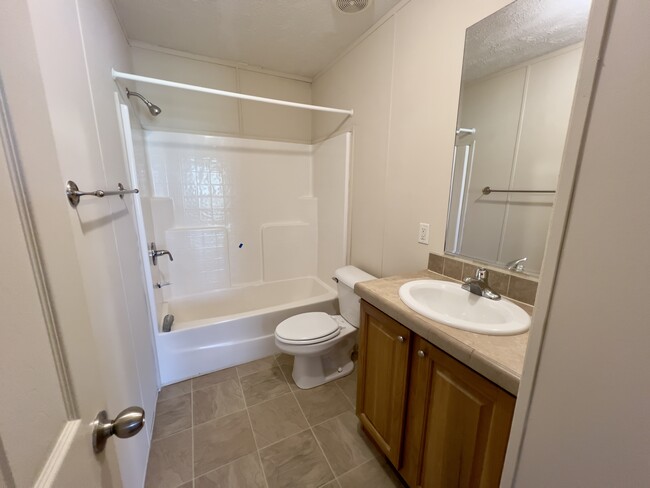 Shared Bathroom - 1143 Spurlock Dr