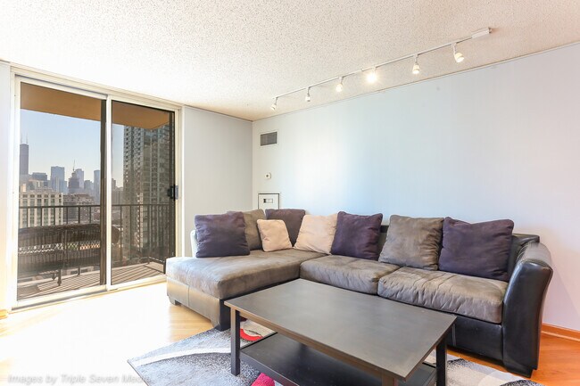 Building Photo - 1212 N La Salle Dr