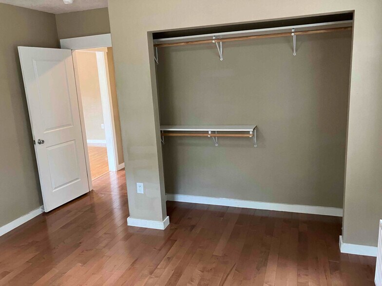 Building Photo - 235 Catron St N