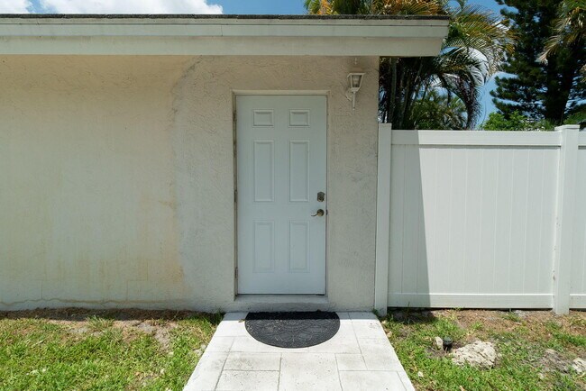 Building Photo - 13660 Folkestone Ct