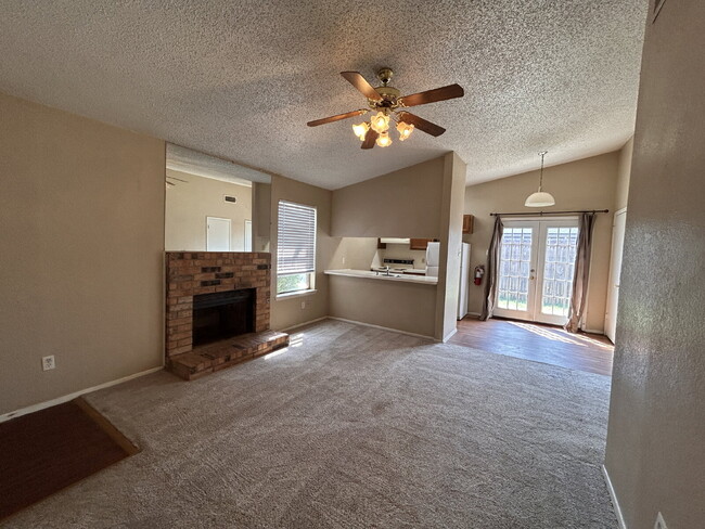 Building Photo - Cute 2\1 Duplex in Whisperwood