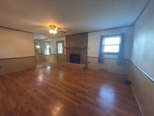 Building Photo - Spacious three bedroom, two bathroom with ...