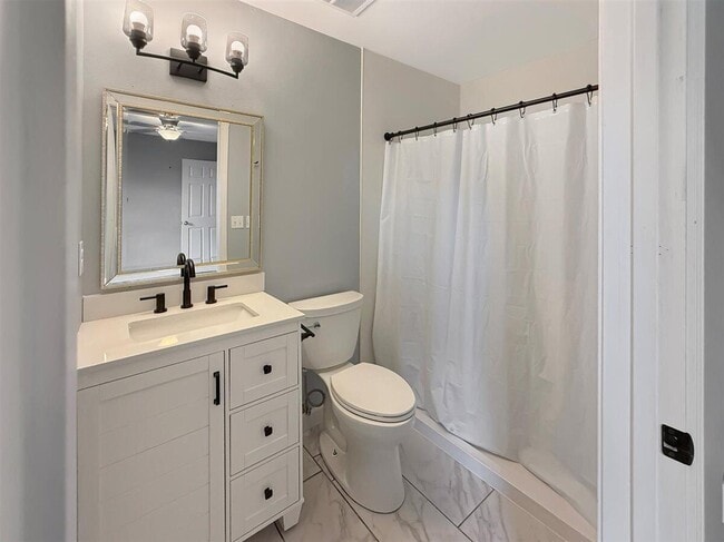 Building Photo - 312 Apple Dr