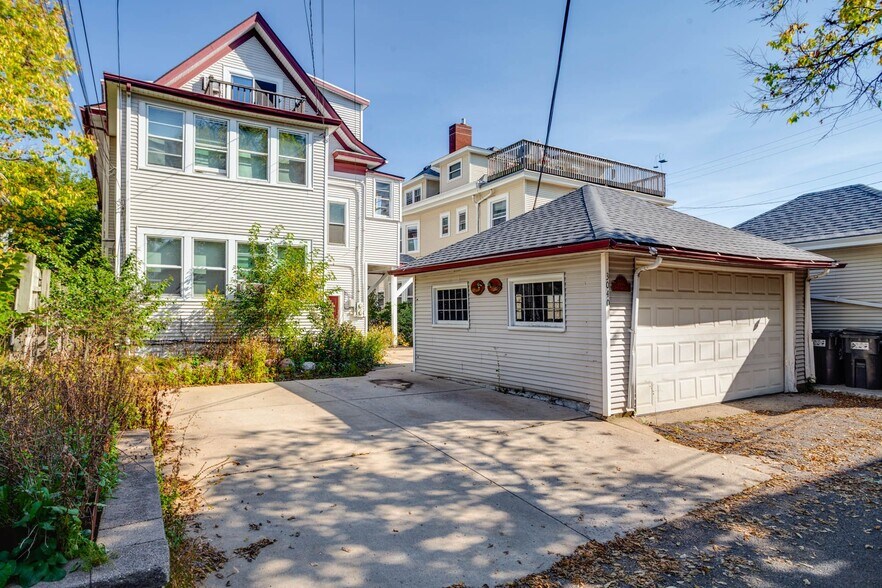 Building Photo - 3040 James Ave S