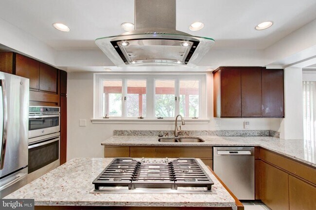 Building Photo - Palisades Gem Ready for Immediate Move-in!!