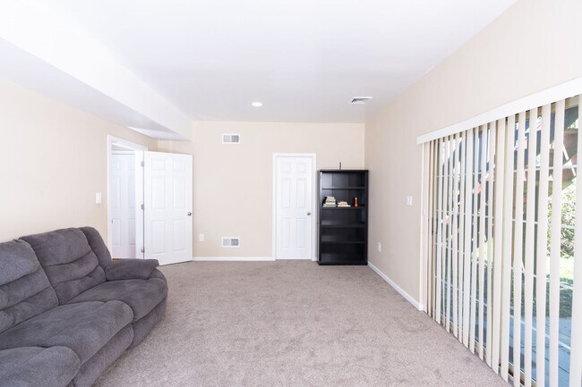Building Photo - 2072 Sheaffer Rd