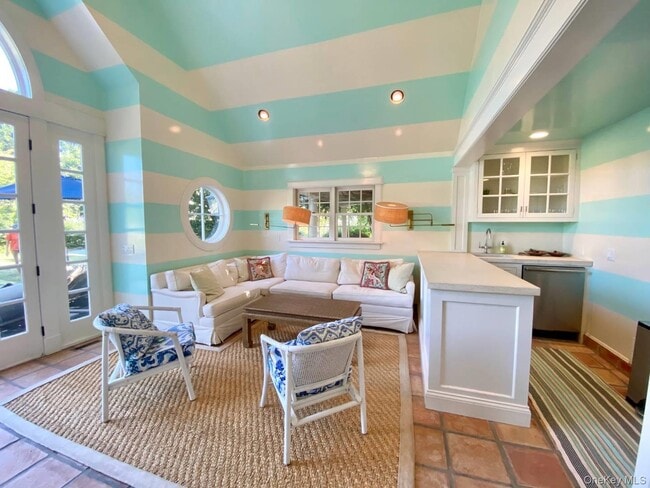 Building Photo - 20 Quogue St