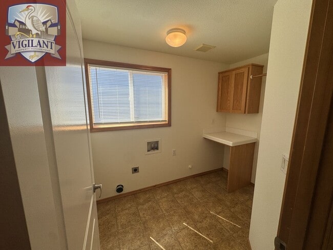 Building Photo - 1614 N Falcon Dr