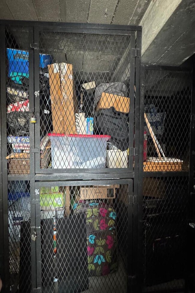 Building Photo - 6118 N Sheridan Rd