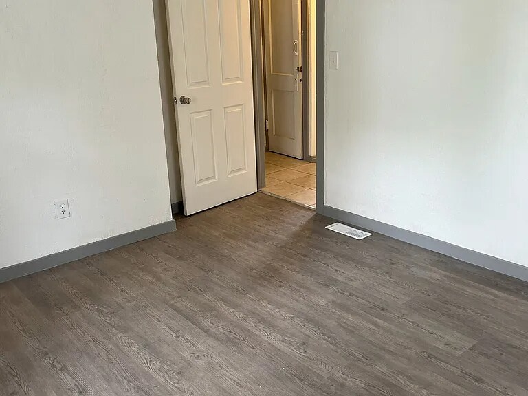 Building Photo - 1604 W 11th St