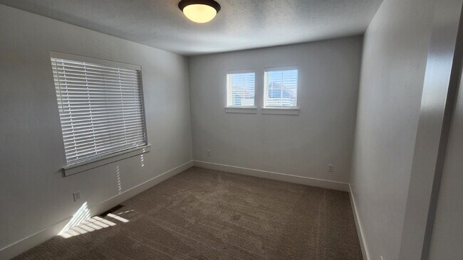 Building Photo - Functionality and convenience! Minutes from one of Meridian's most fantastic parks, with pools, p...