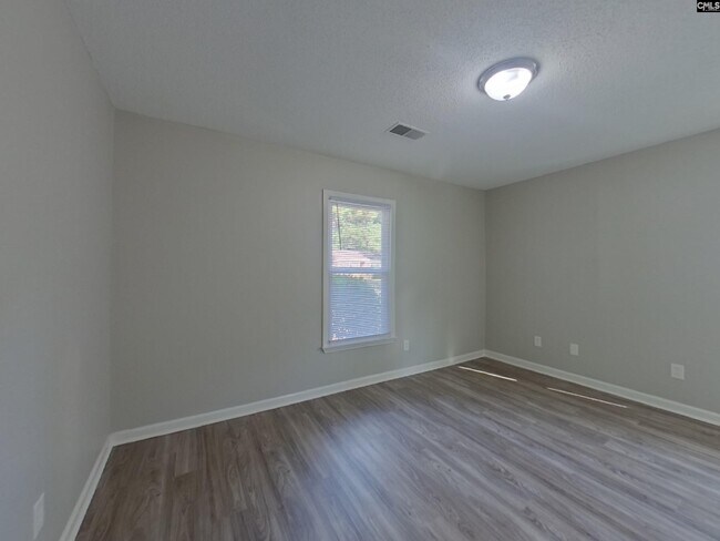 Building Photo - 208 Dutch Dr