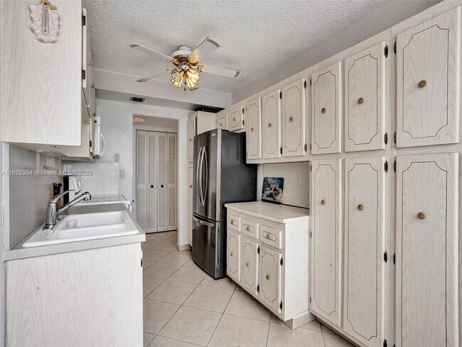 Building Photo - 1833 S Ocean Dr