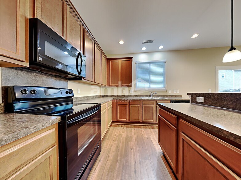 Building Photo - 8821 Shadowglen Dr