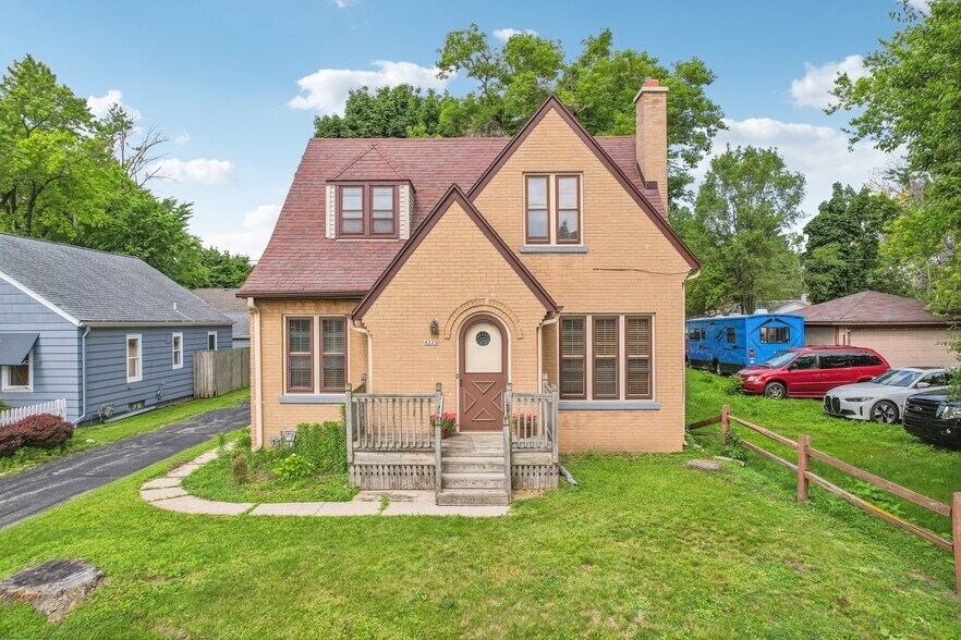 Building Photo - 6225 N Green Bay Ave
