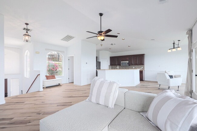 Building Photo - Discover your Hill Country retreat with br...