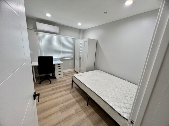 Building Photo - 1173 W 37th Plz