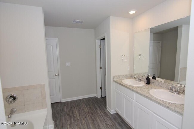 Building Photo - 6720 Tiger Pointe Dr.