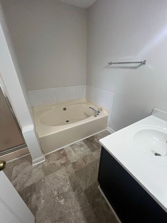 Building Photo - Spacious 3 bedroom Home with Versatile Liv...
