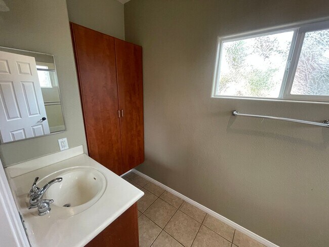 Building Photo - Spacious 3-bedroom, 3-bath townhome in the...