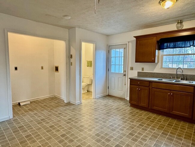 Building Photo - 236 Nottoway Dr