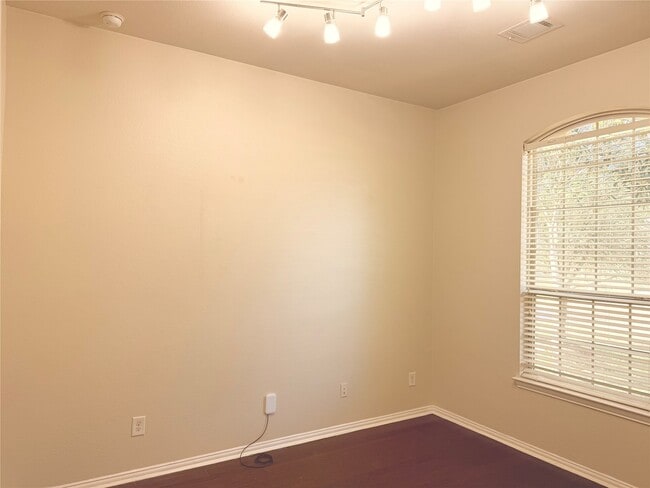 Building Photo - 29015 Davenport Dr