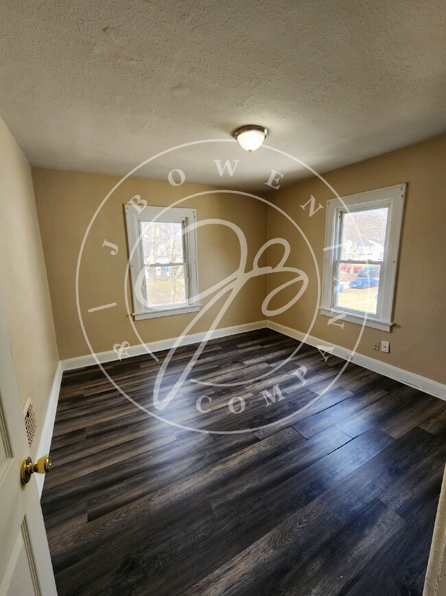 Building Photo - 3 bed 1 bath over 1200 Sq ft. and full basement!