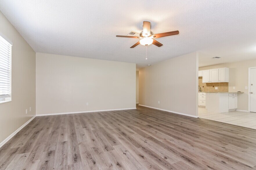 Building Photo - 2451 Glenview Dr