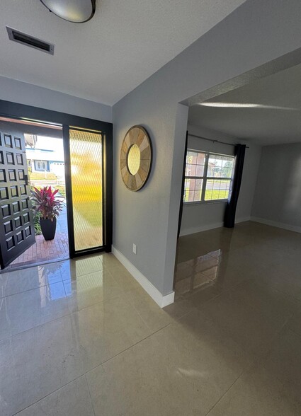 Building Photo - 400 Capri Blvd