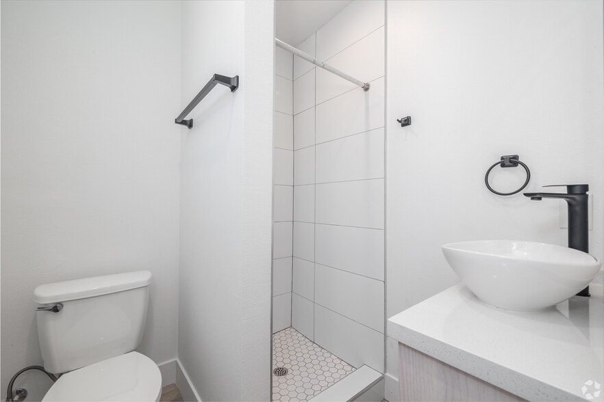 Building Photo - 1334 W 37th Pl