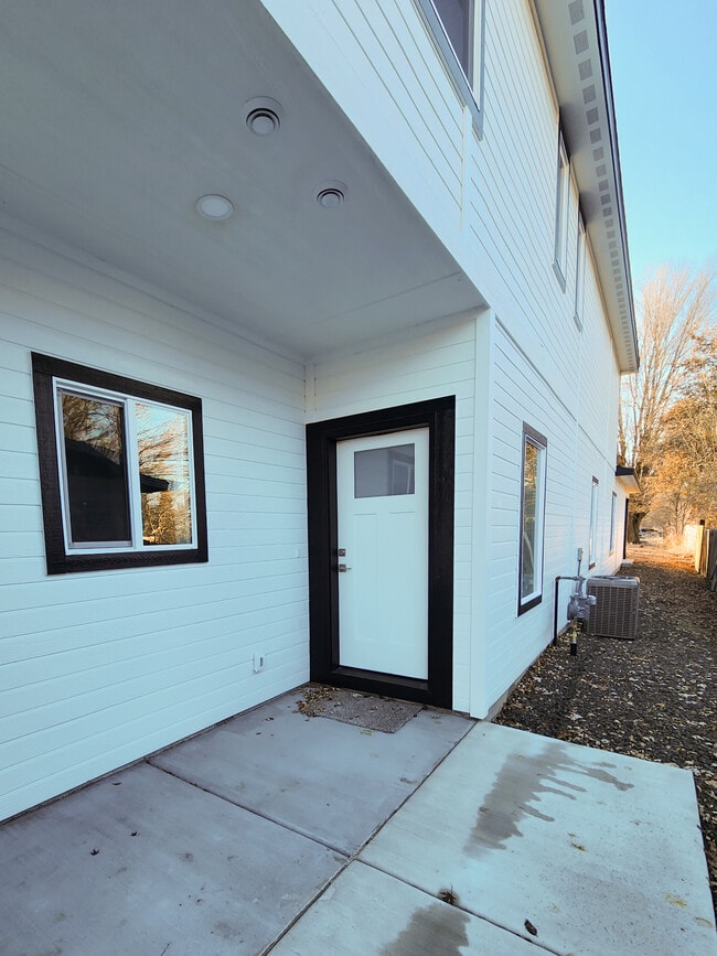 Building Photo - 406 S 11th St