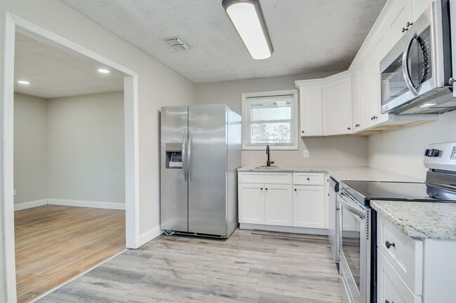 Building Photo - 208 Maywood Dr