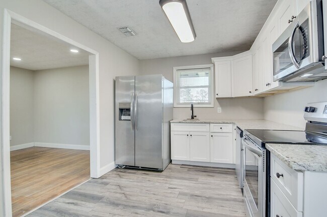 Building Photo - Charming 3-Bedroom, 2-Bath Home on a Corner Lot with Spacious Backyard