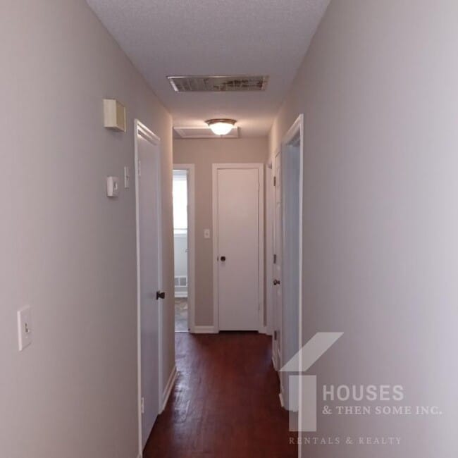 Building Photo - 218 Singing Woods Ln