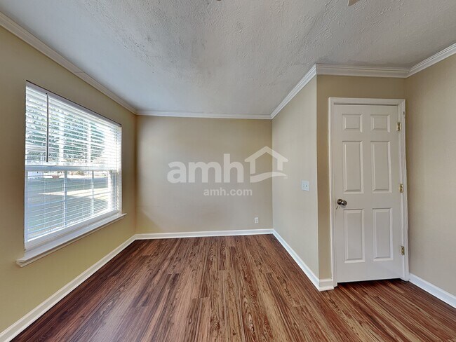 Building Photo - 1104 S Hampton Close