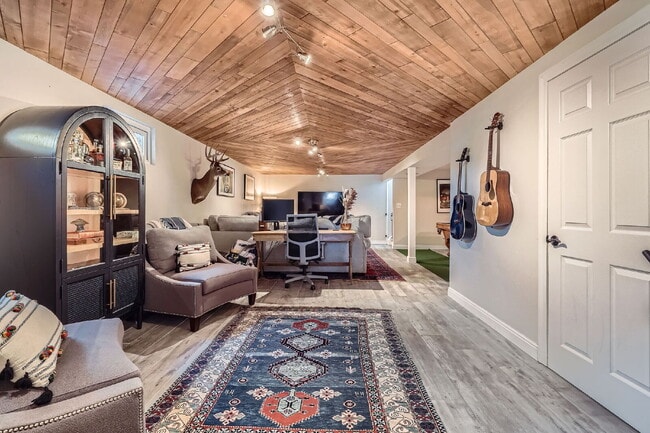 Building Photo - Available September! Charming House for rent in the Crest Club neighborhood!
