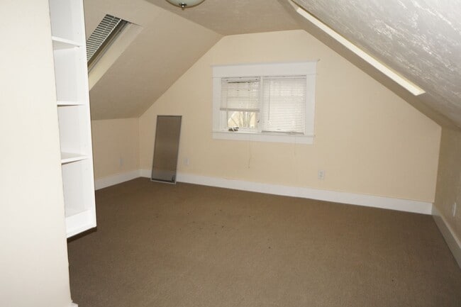 Building Photo - Beautiful 3 bedroom 1 bathroom NE Bungalow "Sabin area"