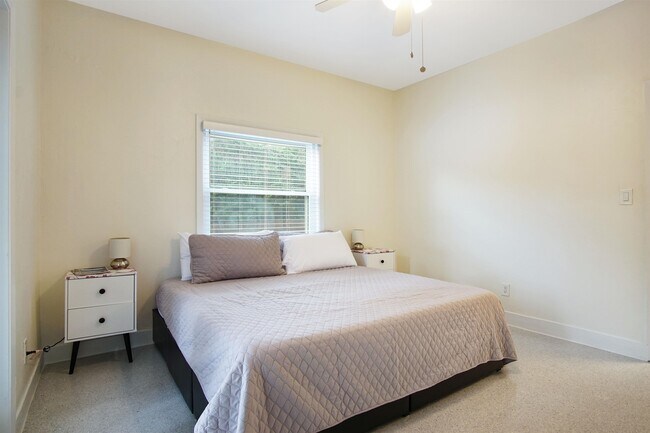 Building Photo - 1647 Lake Ella Dr